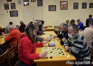 В Казани продолжаются соревнования по шахматам, шашкам и дартсу