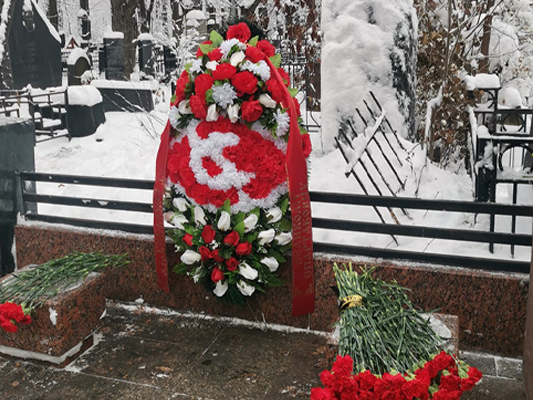 Спартаковцы возложии венок и цветы к могиле Николая Озерова