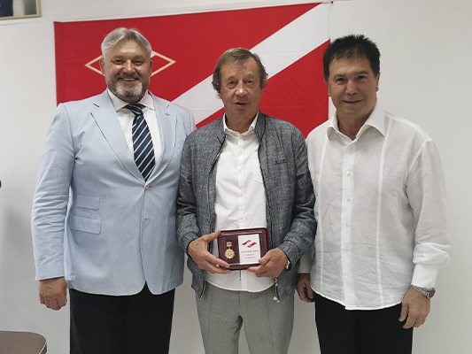 Андрей Слушаев наградил Юрия Сёмина медалью "За заслуги"